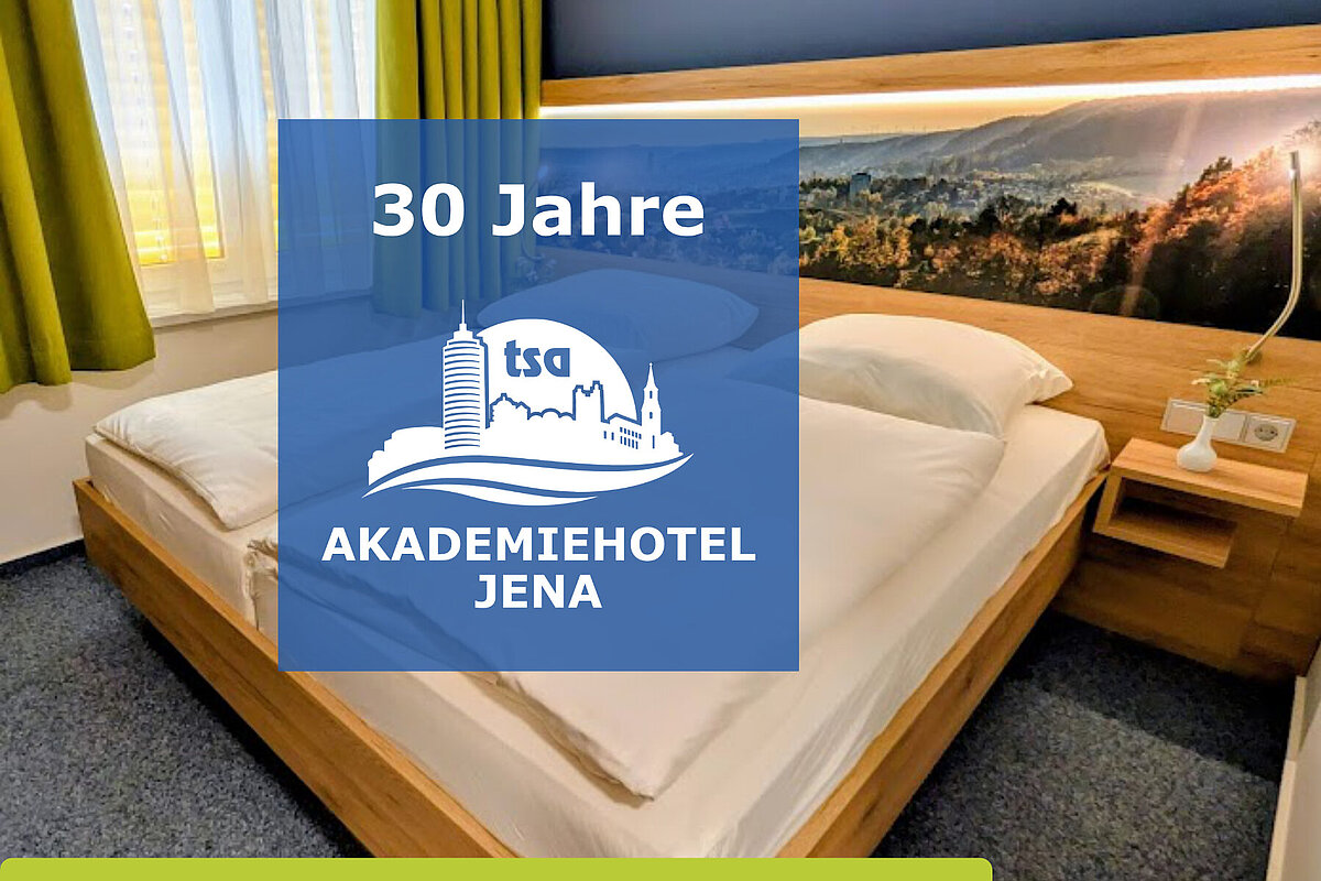 Modernes Hotelzimmer im Akademiehotel Jena mit Holzbett, Landschaftsmotiv über dem Bett und Jubiläumslogo „30 Jahre tsa Akademiehotel Jena“.