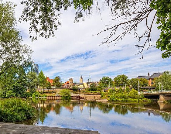 Entspannen Sie am Paradiespark und genießen Sie die Aussicht auf Jena und die Möglichkeiten, die die Stadt Ihnen bietet.